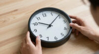 How to Use a Teaching Clock with Movable Hands