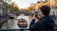 Amsterdam Loopt Vol Voor Botenparade Pride, Premier Jetten Aanwezig - NU